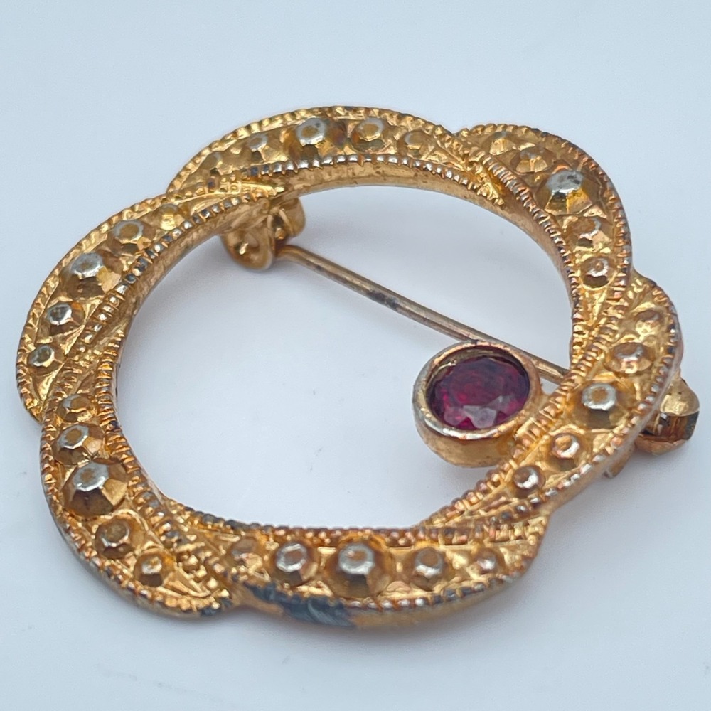 Vintage 90s Gold Tone Circle Wreath Brooch Pin Ruby Red Rhinestone Jewelry Boho